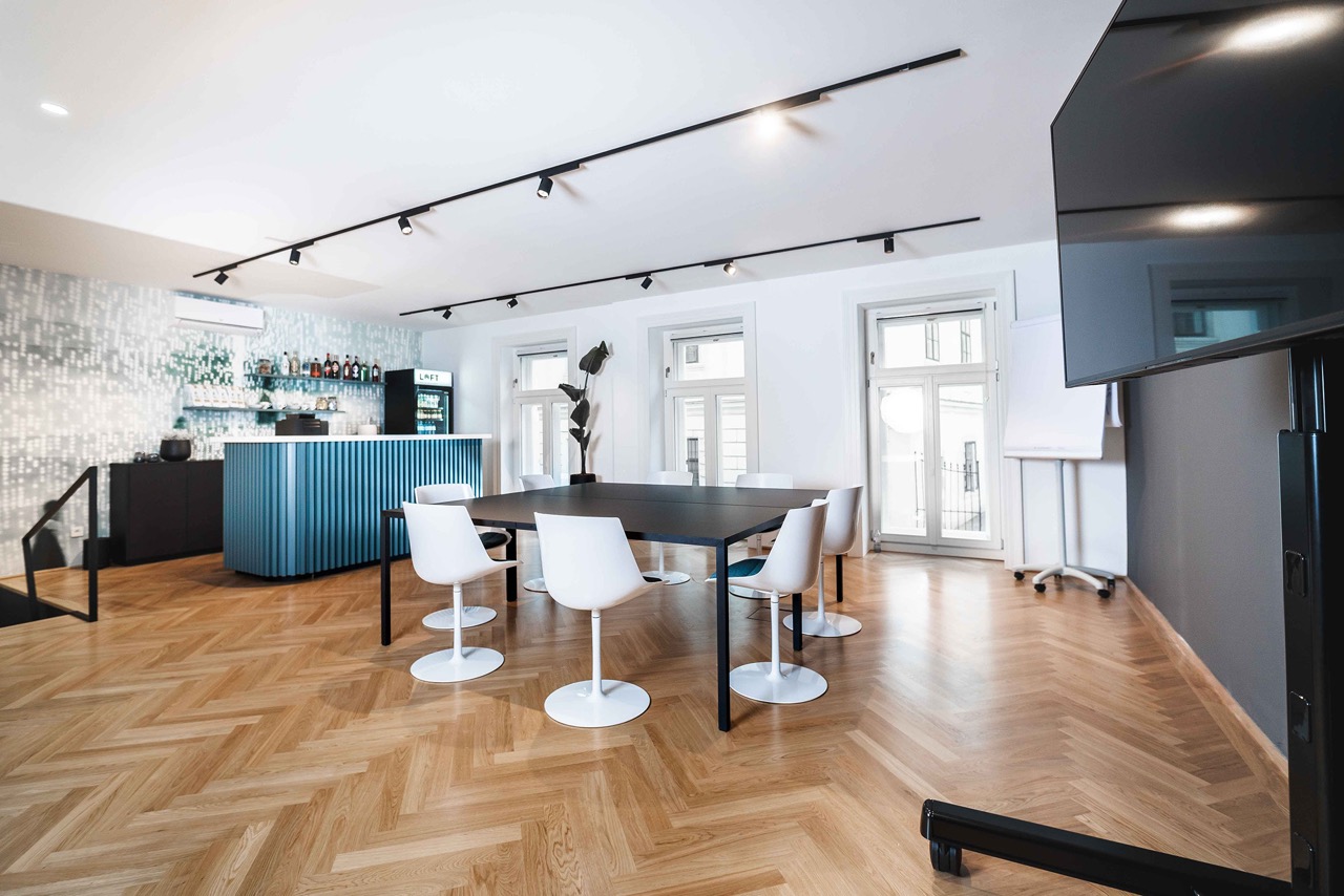 Meetingraum Wien Josefstadt – LOFT1080 mit Konferenztisch und 65-Zoll-Screen